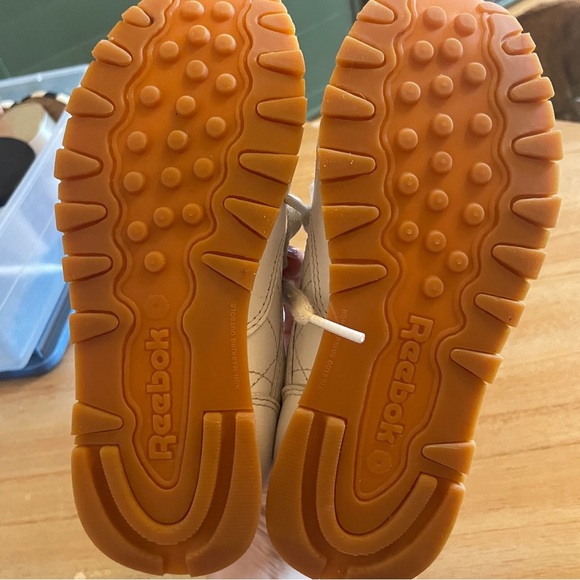 Reebok kid's Classic Leather Sneaker - Picture 6 of 7